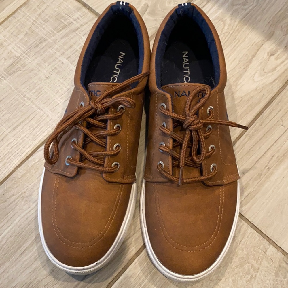 Boys Nautica shoes sz 5